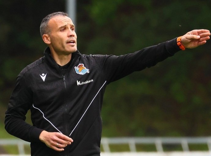 El entrenador Sergio Francisco durante un entrenamiento del filial de la Real Sociedad.