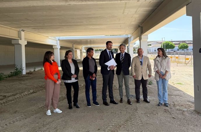 Lorite (3º dcha.), junto a Reyes (centro), en la recepción de las obras en Villanueva de Córdoba.