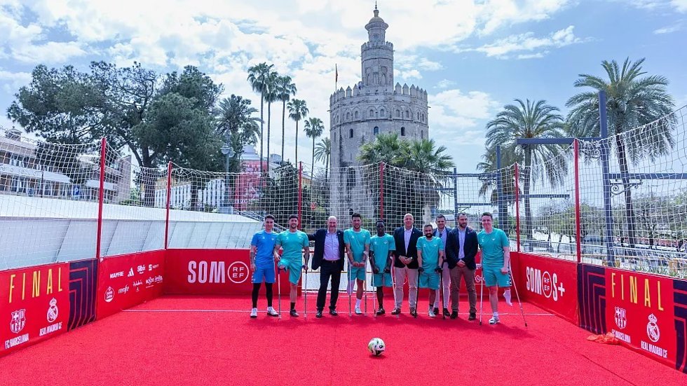 El presidente de la RFEF, Rafael Louzán, ha visitado los campos de fútbol inclusivo instalados en Sevilla por la final de la Copa del Rey.
