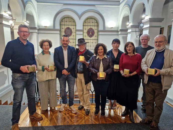 El Principado coloca, junto con el creador del proyecto Stolperstein, ocho piedras de la memoria en homenaje a mierenses víctimas del nazismo.