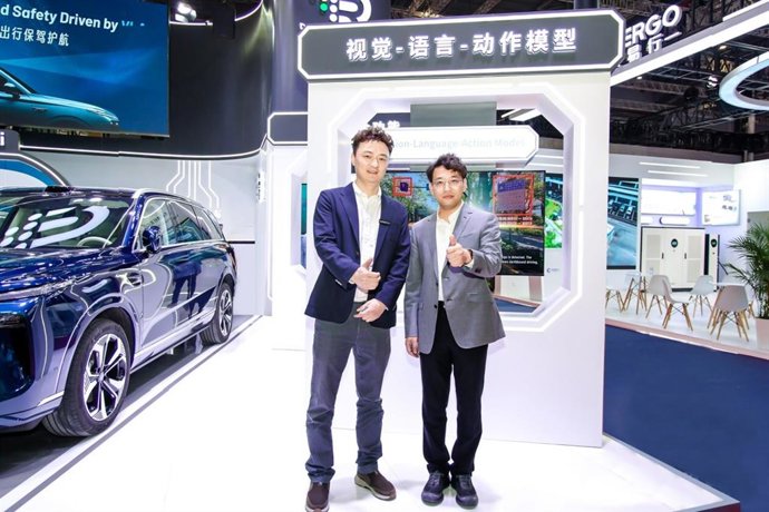 Maxwell Zhou (CEO of DeepRoute.ai), Liwei Yang (General Manager of Volcano Engine Automotive and Head of the Institute of Intelligent Mobility and Embodied AI)