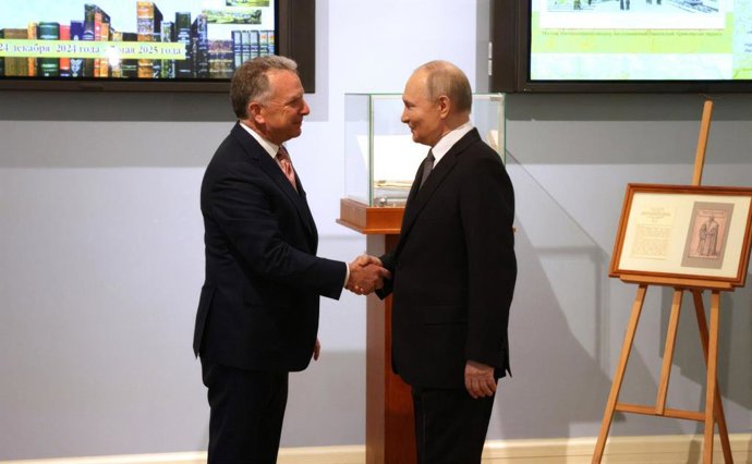 11 de abril de 2025, São Petersburgo, Rússia: O presidente russo Vladimir Putin, à direita, aperta as mãos do enviado especial do presidente dos EUA Steve Witkoff, à esquerda, antes das discussões sobre um acordo de cessar-fogo na Guerra Rússia-Ucrânia, e