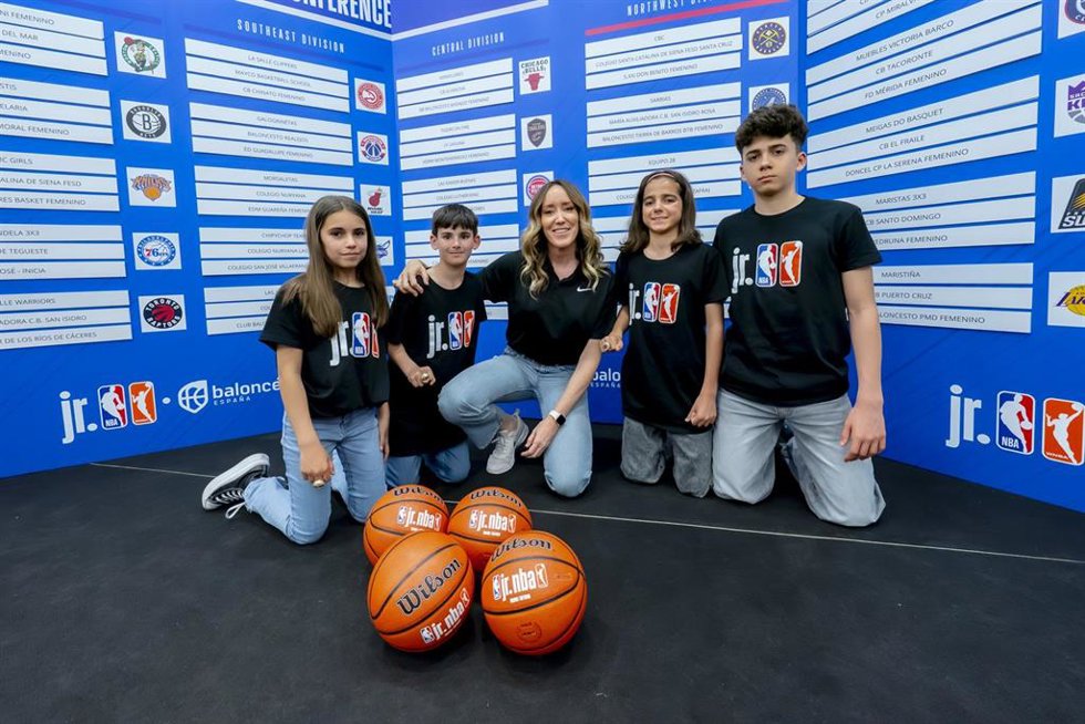 Marta Fernández posa con las manos inocentes del draft de la segunda edición del Torneo Jr. NBA/Jr. WNBA 3v3 presentado por Kellogg's
