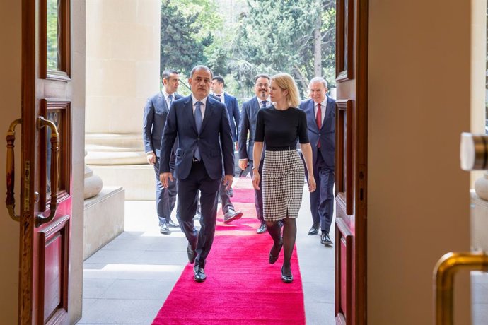 A Alta Representante da UE para Política Externa, Kaja Kallas, com o Ministro das Relações Exteriores do Azerbaijão, Jeyhun Bayramov, durante sua visita a Baku.