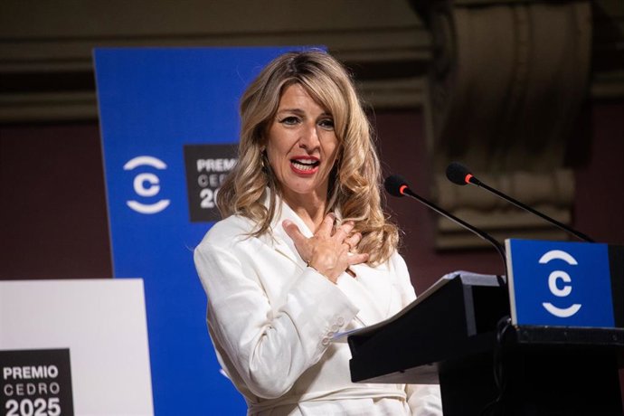 La vicepresidenta segunda y ministra de Trabajo y Economía Social, Yolanda Díaz, interviene durante la clausura del acto de entrega del 'Premio CEDRO', a 25 de abril de 2025, en Madrid (España). El Premio CEDRO, que este año ha recibido el escritor y peri