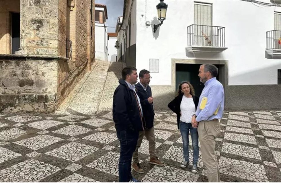 El alcalde de Zufre (Huelva), Santiago González Flores (IU) y el coordinador de IU en Huelva, Marcos Toti (izquierda).