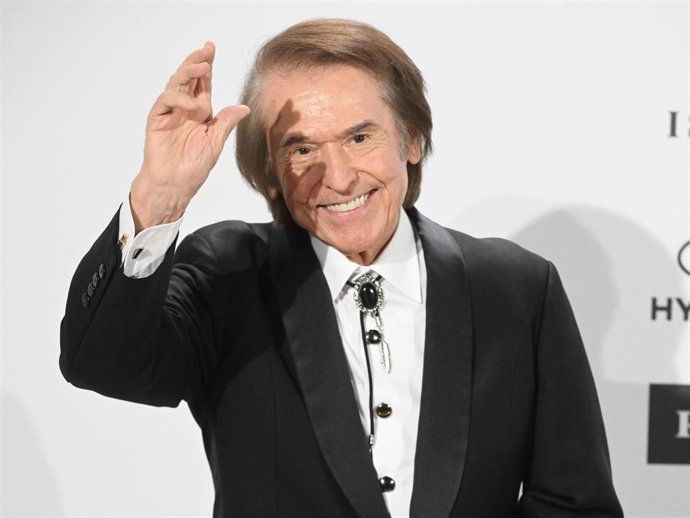 Archivo - Raphael, en imagen de archivo