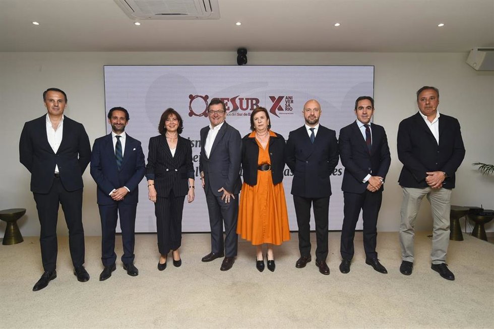 Foto de familia de la jornada empresarial 'Turismo en transformación: apartamentos y viviendas turísticas, hoteles y el futuro de nuestras ciudades'