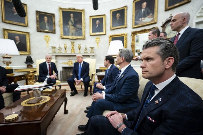 24 de abril de 2025, Washington, Distrito de Colúmbia, EUA: Da esquerda para a direita: Primeiro-ministro Jonas Gahr Store, do Reino da Noruega; Presidente dos Estados Unidos, Donald J. Trump; Secretário de Estado dos EUA, Marco Rubio; Secretário do Tesou
