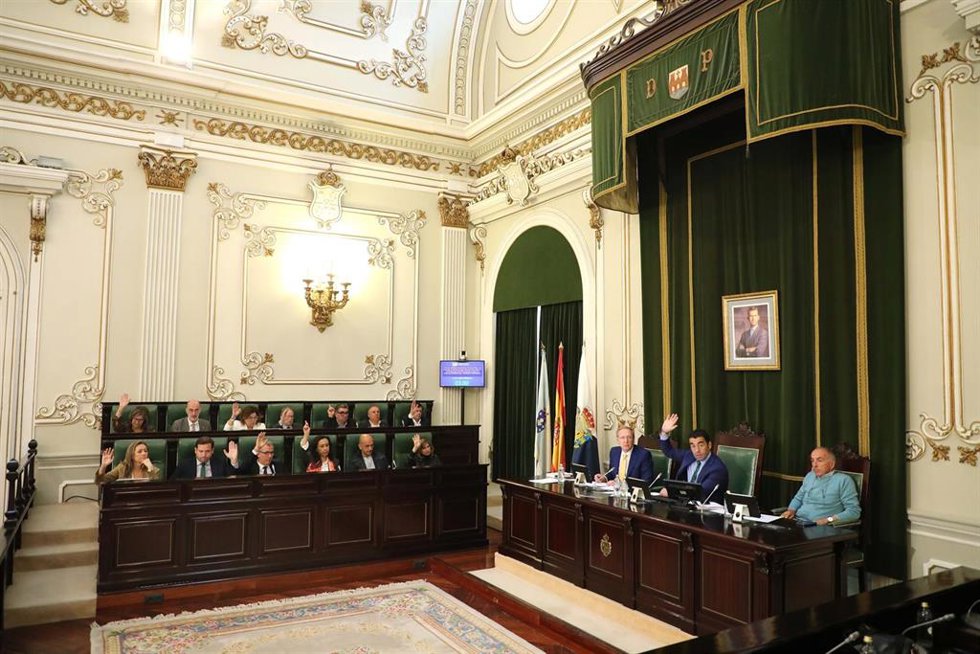 El PP vota en el pleno de la Diputación de Pontevedra.