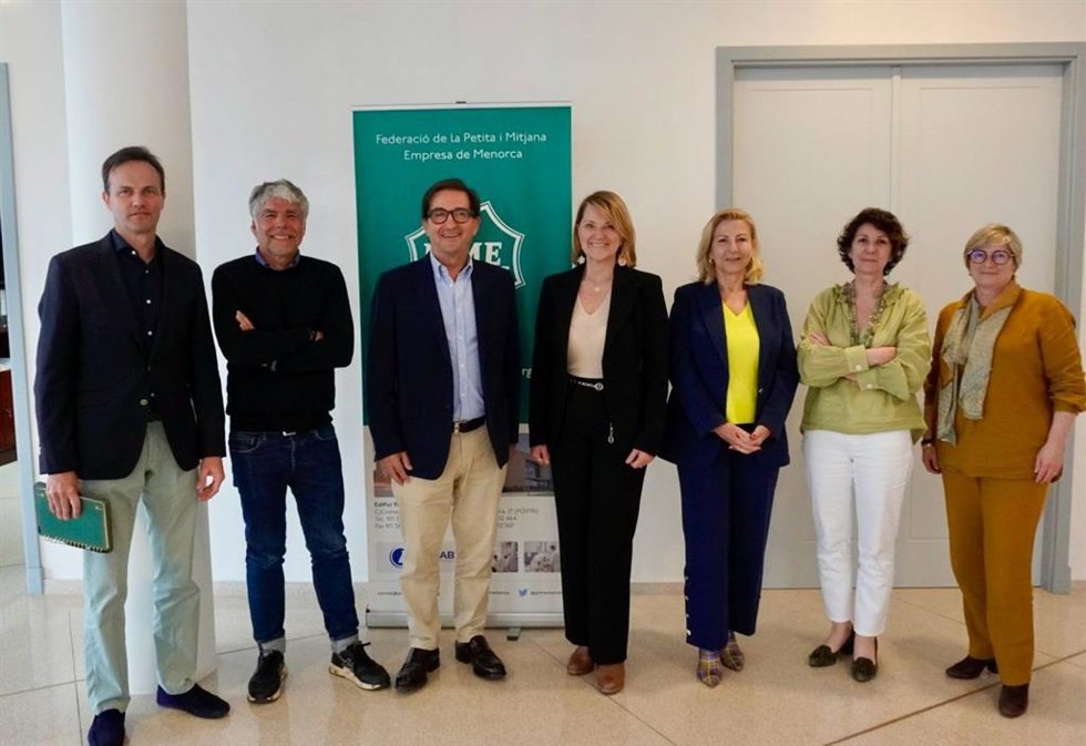 La eurodiputada balear del PP, Rosa Estars, en su visita a Menorca.