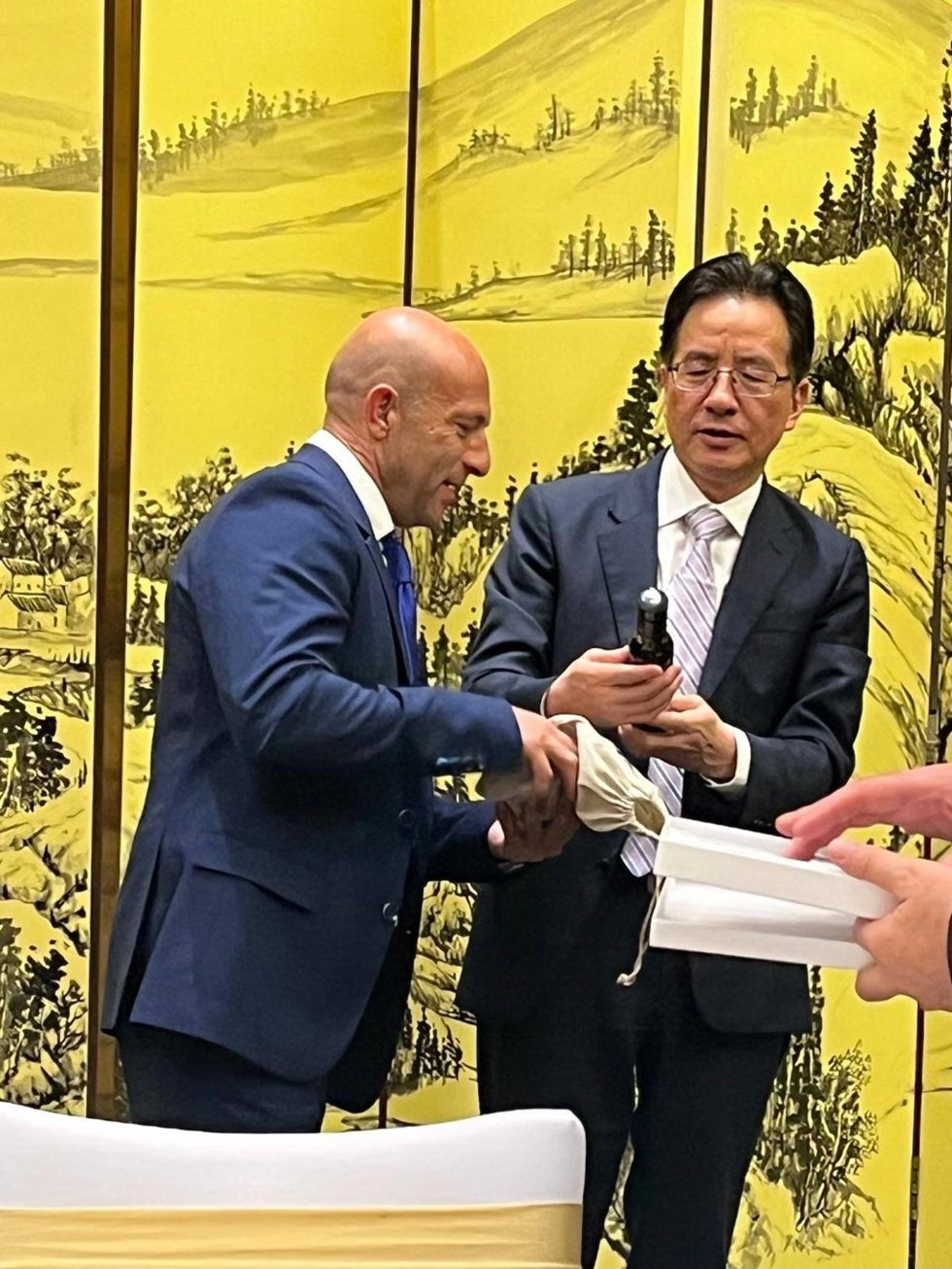 El alcalde de Alcalá del Valle entrega una botella de aceite de oliva de la Sierra de Cádiz en el Primer Diálogo de Alcaldes España-China 2025.