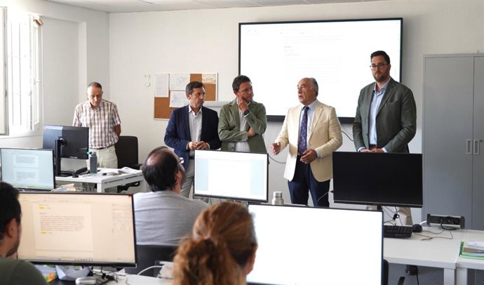 El subdelegado del Gobierno de la Junta en el Campo de Gibraltar, Javier Ros, el delegado territorial de Empleo, Empresa y Trabajo Autónomo, Daniel Sánchez, y el alcalde de Algeciras, José Ignacio Landaluce, en el Centro Público de FPE Punta Europa.