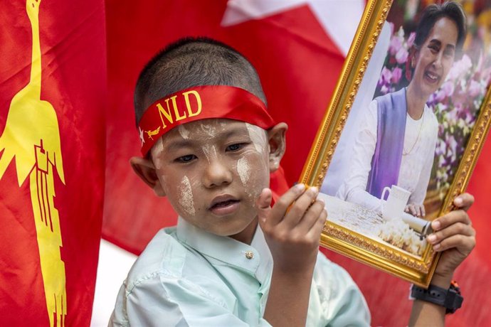 Archivo - Un niño durante una manifestación en favor de la democracia en Birmania.