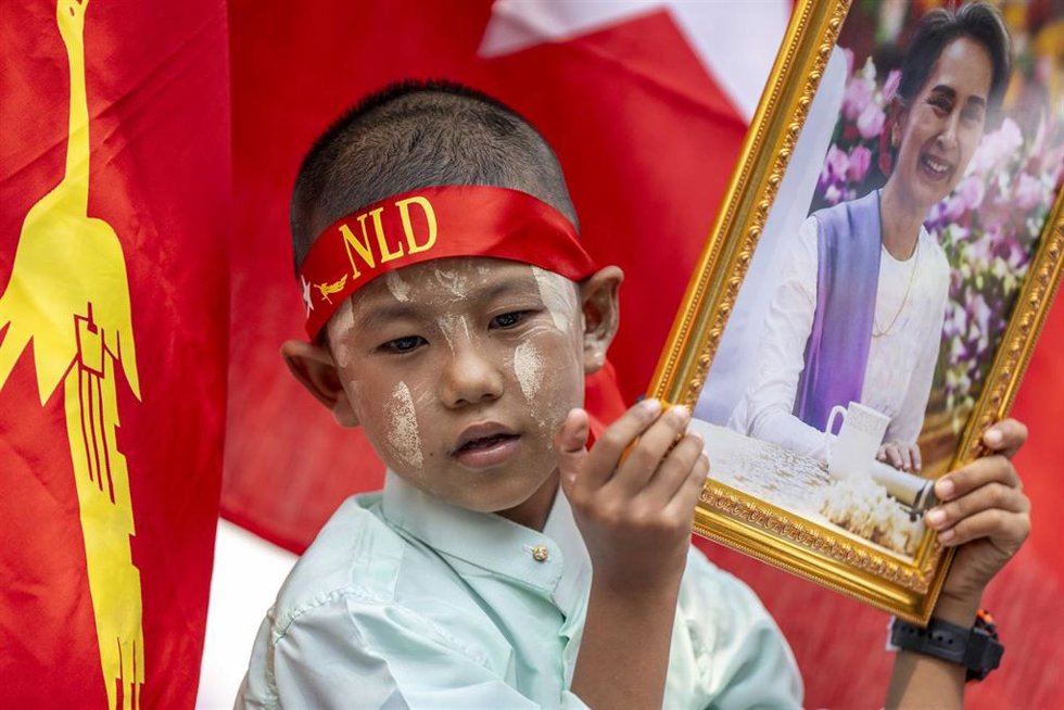 Archivo - Un niño durante una manifestación en favor de la democracia en Birmania.
