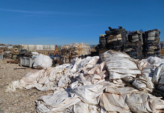 Residuos plásticos de una planta no autorizada en Córdoba.
