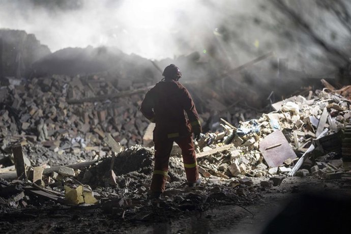 24 de abril de 2025, Kiev, cidade de Kiev, Ucrânia: Ao cair da noite em Kiev, os serviços de resgate continuam a trabalhar no local do impacto após um ataque de míssil russo na capital da Ucrânia, Kiev, que atingiu uma área residencial no distrito de Svia