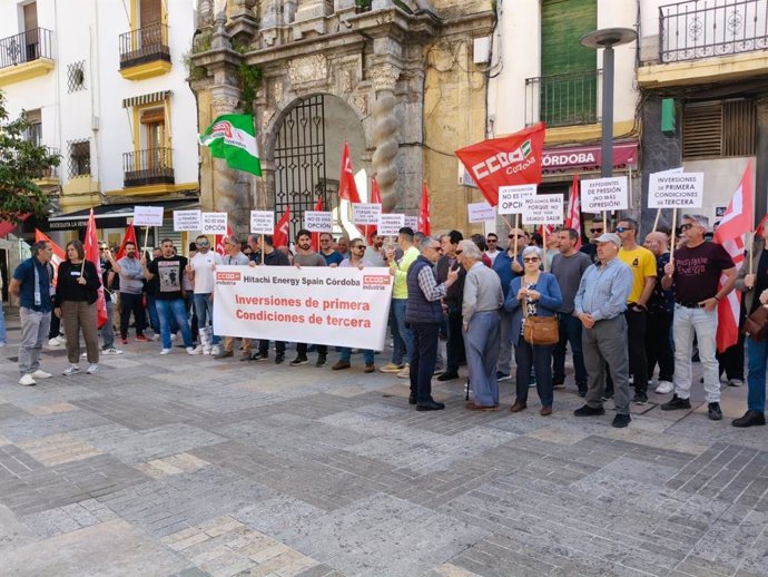 Trabajadores de Hitachi Energy se concentran ante el Ayuntamiento en protesta por el deterioro de sus condiciones laborales.