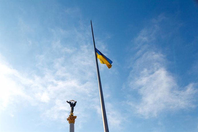 Bandera ucraniana ondea a media asta, en Kiev.