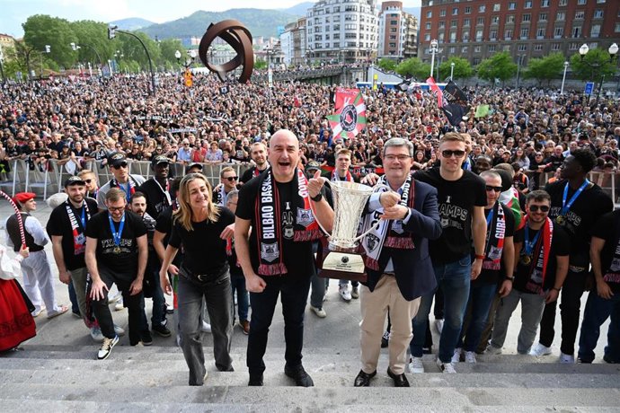 Miles de aficionados reciben al  Surne Bilbao Basket en el Ayuntamiento de Bilbao, en el que han sido recibidos por el alcalde, Juan Mari Aburto