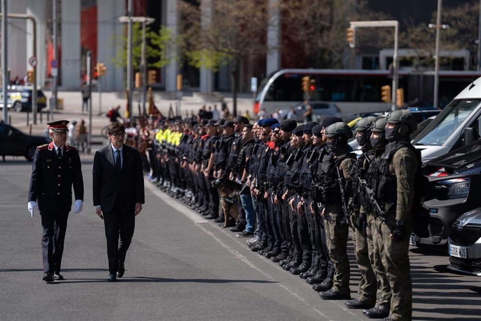 El presidente de la Generalitat, Salvador Illa, y el comisario jefe de Mossos, Miquel Esquius, ante diversas unidades de la policía catalana