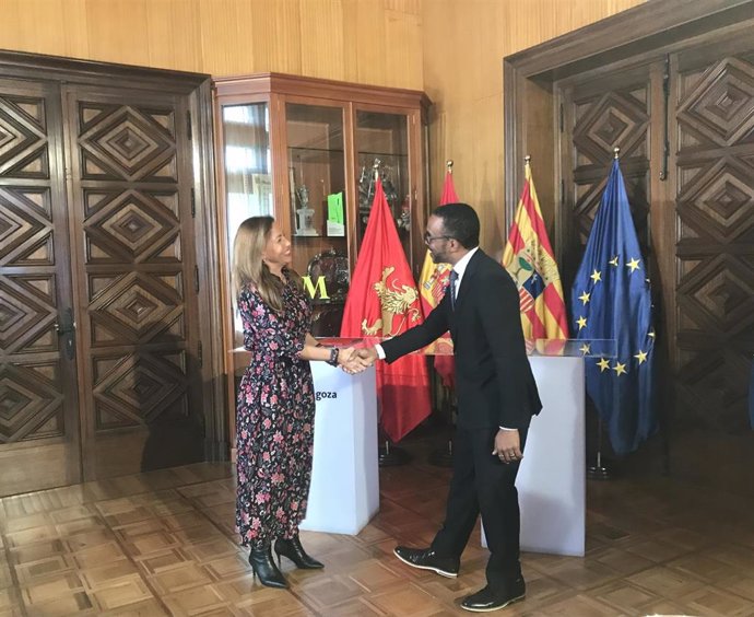 Archivo - La alcaldesa de Zaragoza, Natalia Chueca; y el vicepresidente de Políticas Públicas de Google, Cris Turner