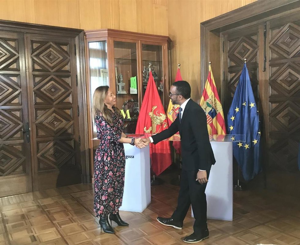 Archivo - La alcaldesa de Zaragoza, Natalia Chueca; y el vicepresidente de Políticas Públicas de Google, Cris Turner
