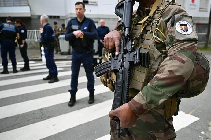 Militares en las inmediaciones del instituto Notre Dame de Toutes Aides, en Nantes, tras un apuñalamiento de cuatro alumnos 
