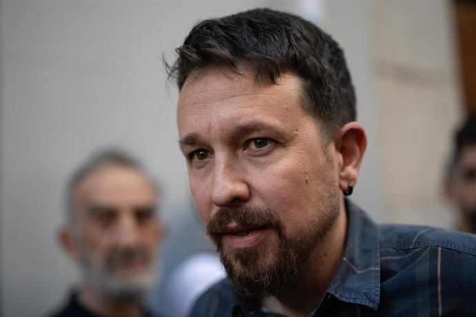 El exvicepresidente y exsecretario general de Podemos Pablo Iglesias, a su llegada a la presentación de su nuevo libro 'Enemigos íntimos', en la Taberna Garibaldi, a 8 de abril de 2025, en Madrid (España).