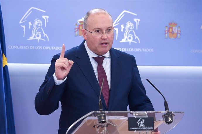 El portavoz del PP en el Congreso, Miguel Tellado, durante una rueda de prensa en el Congreso de los Diputados, a 1 de abril de 2025, en Madrid (España).