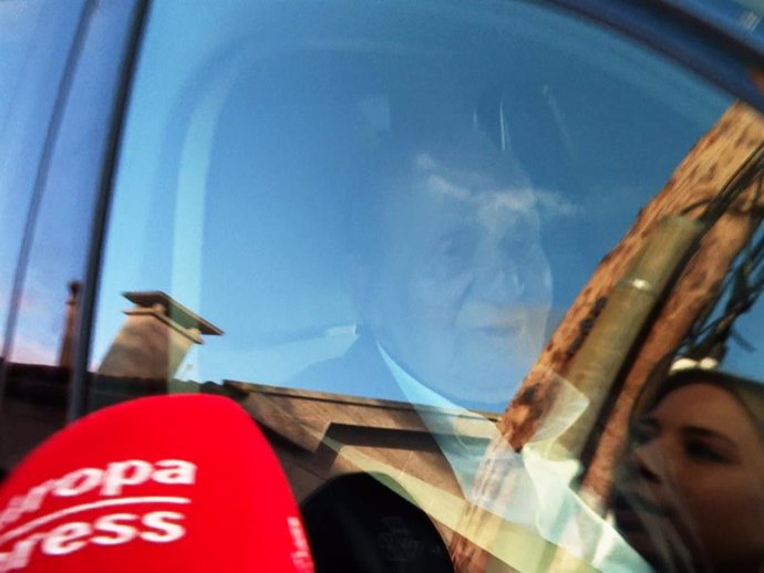 EL REY JUAN CARLOS I SALE DE CASA DE PEDRO CAMPOS