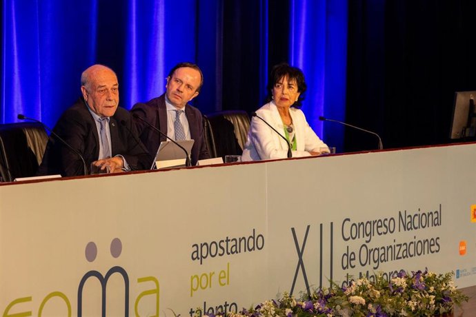 El presidente de Ceoma, José Luis Fernández Santillana, y el director xeral de Maiores, Antón Acevedo, en la clausura del XII Congreso Nacional de Organizaciones de Mayores.