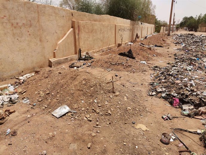 Archivo - Tumbas cavadas en la ciudad sudanesa de Omdurman 