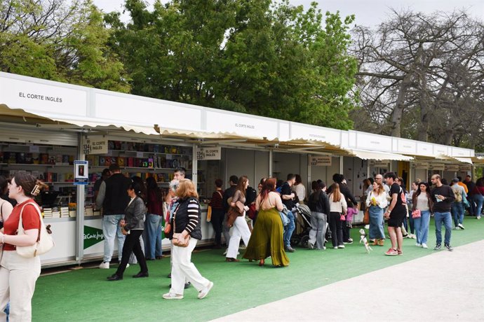 La primera jornada completa de la 60º Fira del Llibre de València se consolida con el "éxito" de público