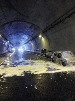 Vehículo incendiado en el túnel de Lantueno