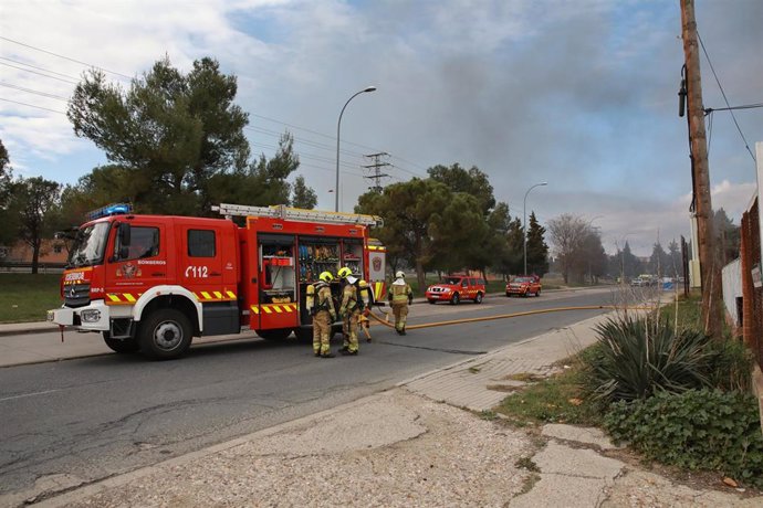 Archivo - Efectivos de los bomberos. Archivo.