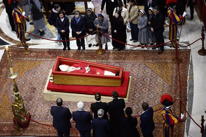 Algunos fieles contemplan los restos mortales del Papa Francisco, en la Basílica de San Pedro, en Roma (Italia). 