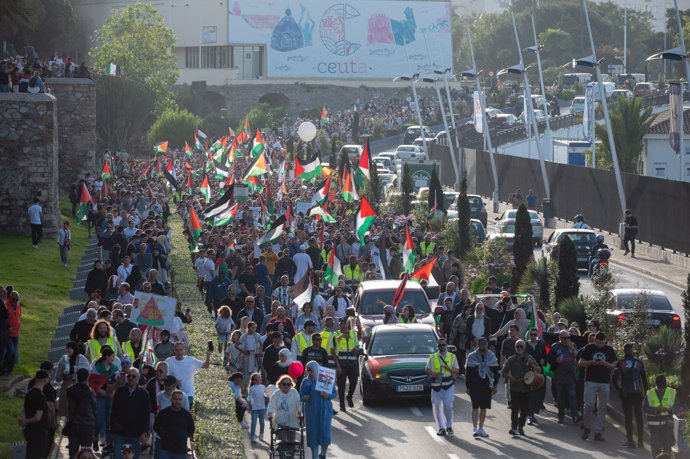 Miles de personas en la manifestación por Palestina.