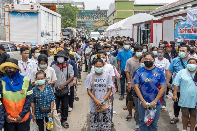 Familiares de las víctimas del terremoto que sacudió Birmania y Tailandia el 28 de marzo de 2025, Bangkok (Tailandia).