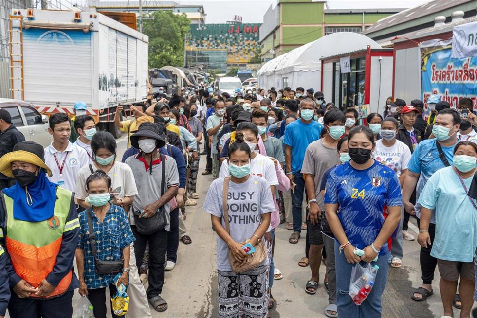 Familiares de las víctimas del terremoto que sacudió Birmania y Tailandia el 28 de marzo de 2025, Bangkok (Tailandia).