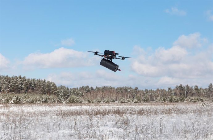 Archivo - February 16, 2025, Kyiv, Ukraine: An FPV drone controlled via fibre optics is seen during a test flight. FPV Drones on Fiber Optics Tested in Ukraine: Impervious to Electronic Warfare and Flying Twice as Far..Ukraine has tested the latest FPV dr