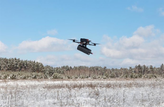 Archivo - Arquivo - 16 de fevereiro de 2025, Kiev, Ucrânia: Um drone FPV controlado por fibra óptica é visto durante um voo de teste. Drones FPV em fibra óptica testados na Ucrânia: Impermeável à guerra eletrônica e voando duas vezes mais longe...A Ucrâni