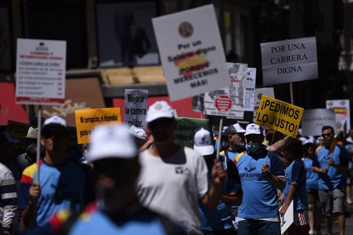 Archivo - Varios manifestantes en una concentración de militares profesionales para reivindicar ‘dignidad salarial’, a 25 de junio de 2022, en Madrid (España).