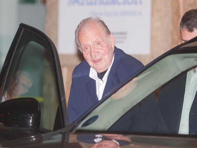 El Rey Juan Carlos sale del Real Club Náutico de Sanxenxo, a 25 de abril de 2025, en Sanxenxo (España).