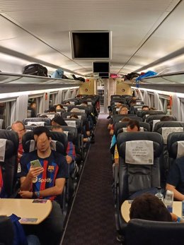 Uno de los vagones con aficionados