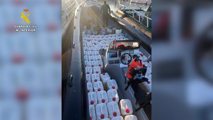 Intervenidas 102 garrafas de combustible en una narcolancha ubicada en la costa de Huelva.
