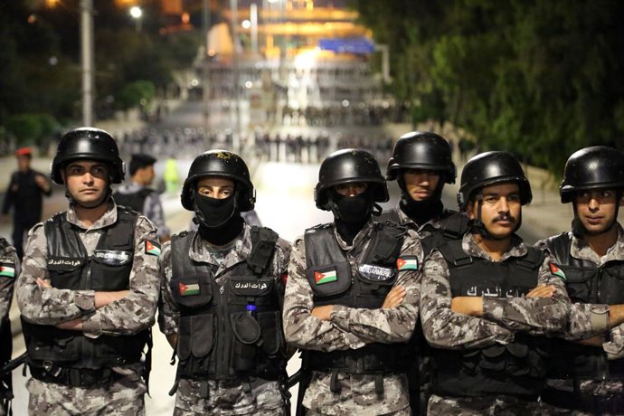 Archivo - Arquivo - Policiais jordanianos durante um protesto contra o governo em 2018 na capital Amã (arquivo).
