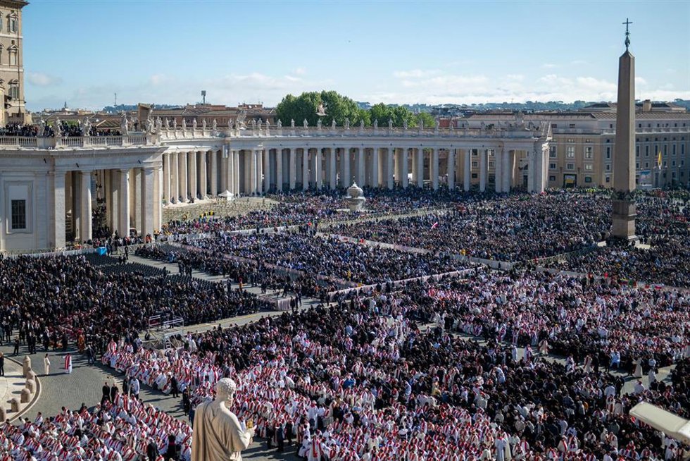 Miles de personas acuden al funeral del Papa, en la plaza de San Pedro, a 26 de abril de 2025, en Ciudad del Vaticano. 
