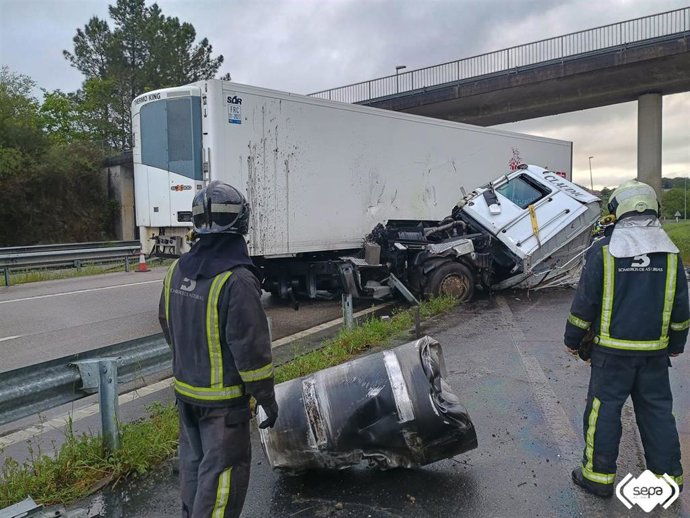 Camión accidentado en Siero.