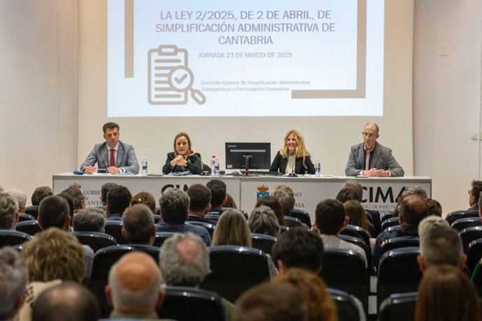 La consejera de Presidencia se reúne con los ayuntamientos para abordar la nueva norma